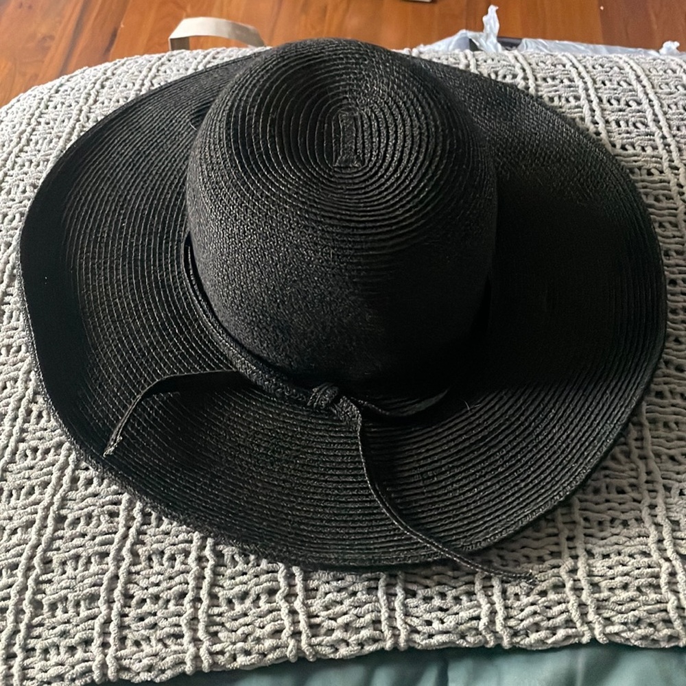 Black sun hat